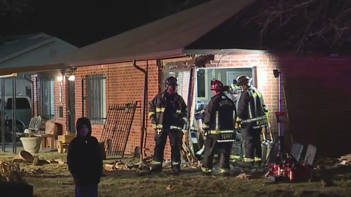Driver crashes into bedroom of Aurora home – FOX31 Denver