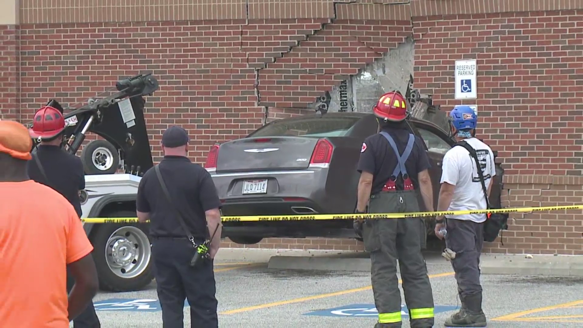 Car that crashed into Lakewood ALDI towed away – Fox 8 Cleveland WJW