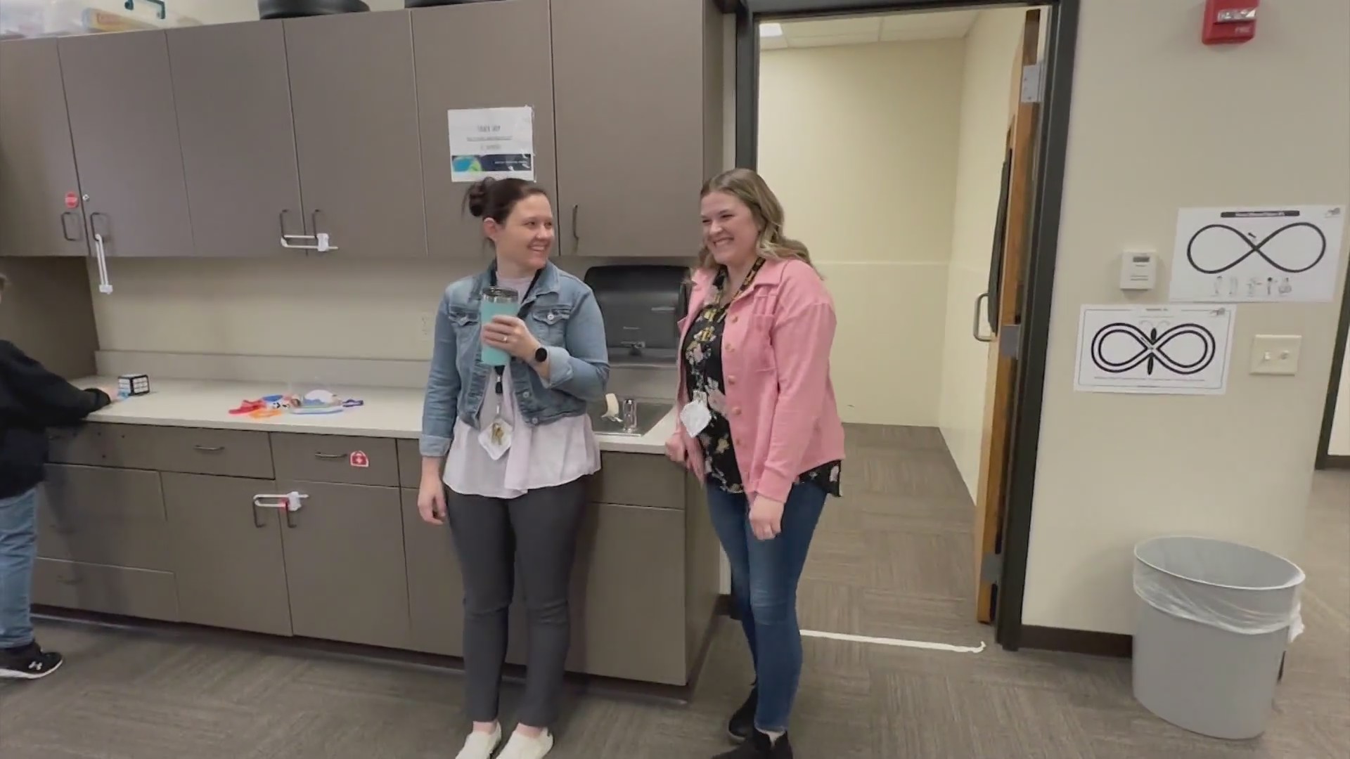 Sysk Paraprofessional Helping One Student At A Time Kx News