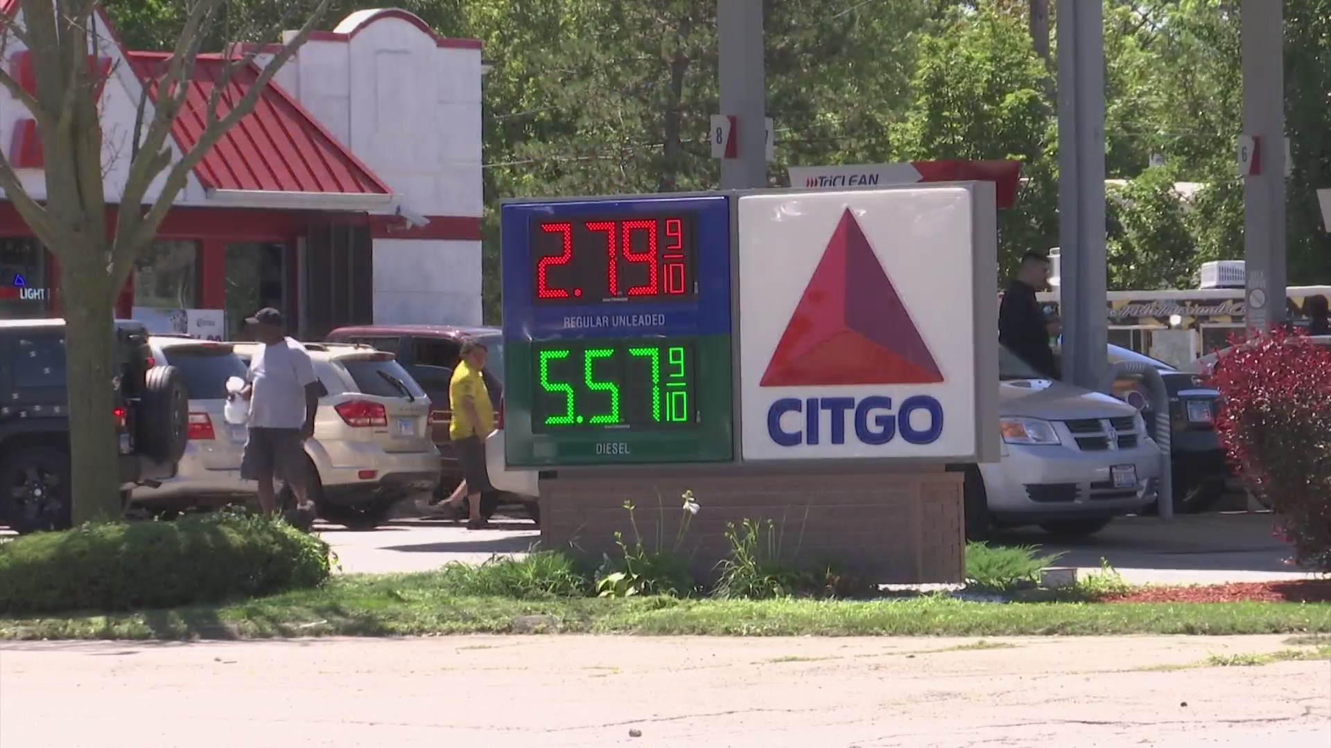 Rockford gas station sells fuel for 2.79
