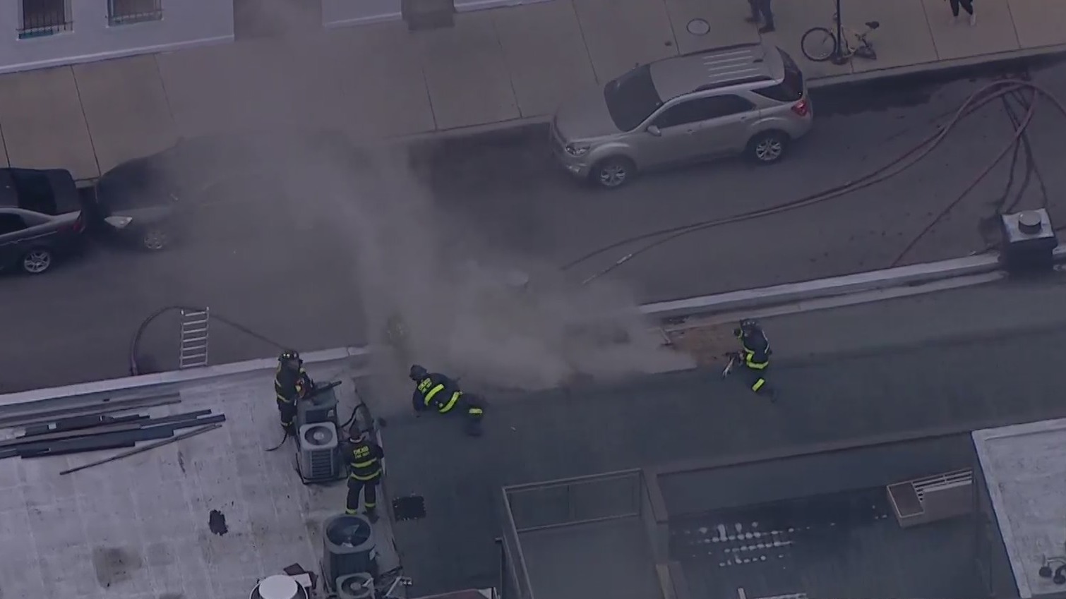 Emergency crews battle building fire in West Town – WGN-TV