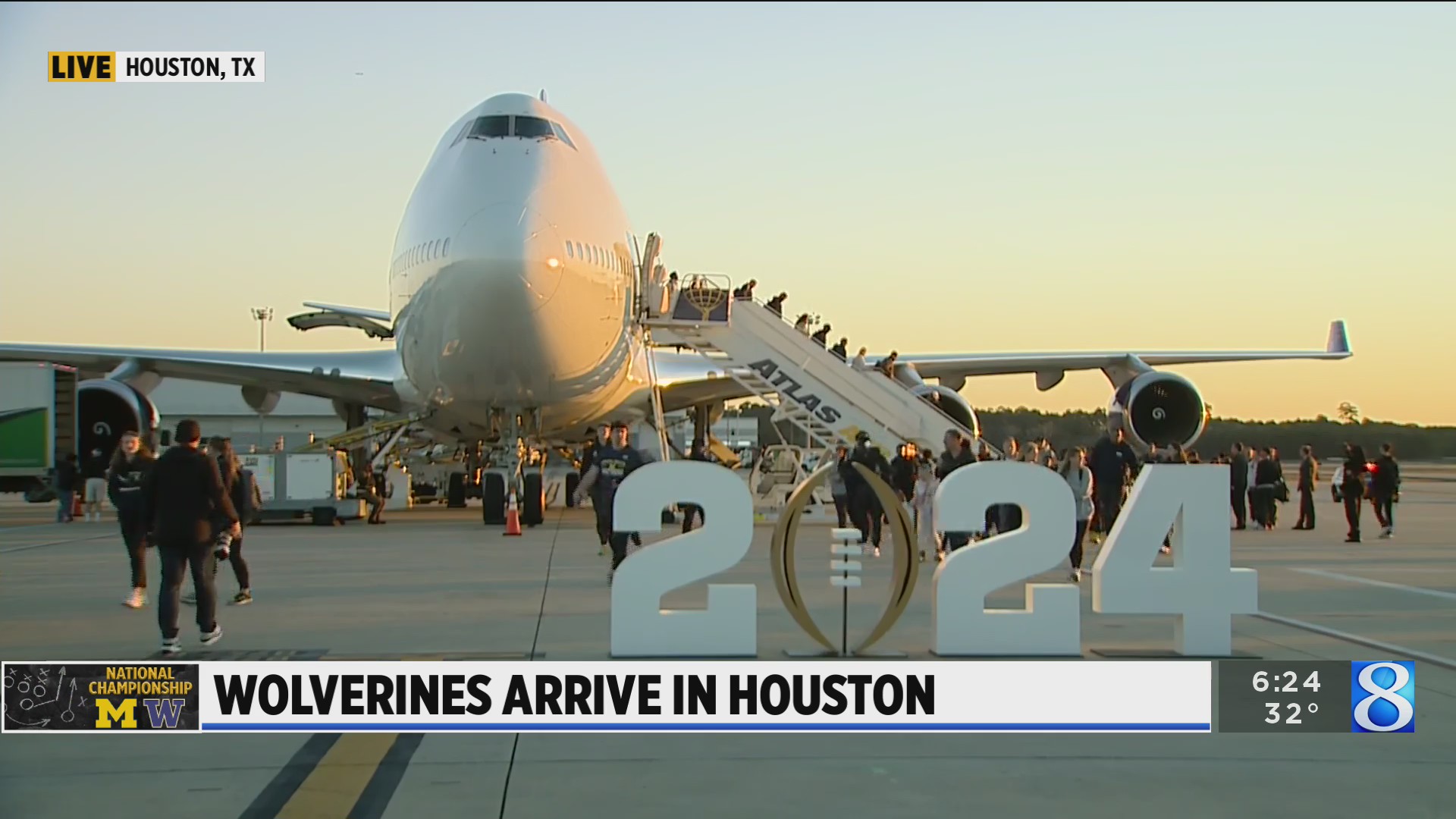 Wolverines arrive in Houston - 1FDA5C06F434BC508025E4D301C9538C 