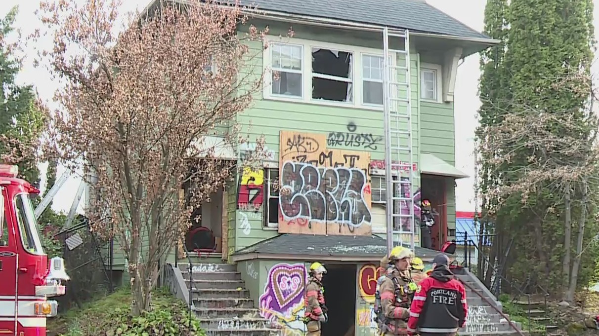 Fire scorches abandoned NE Portland duplex, chases people out – KOIN.com