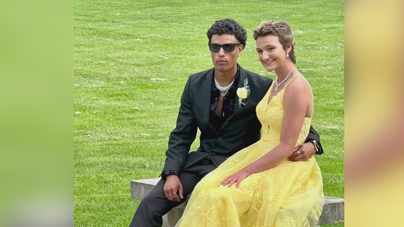 Indiana teens who battled same bone cancer go to prom together
