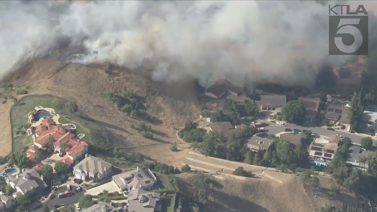 Multi-acre brush fire threatens homes in Los Angeles County – KTLA