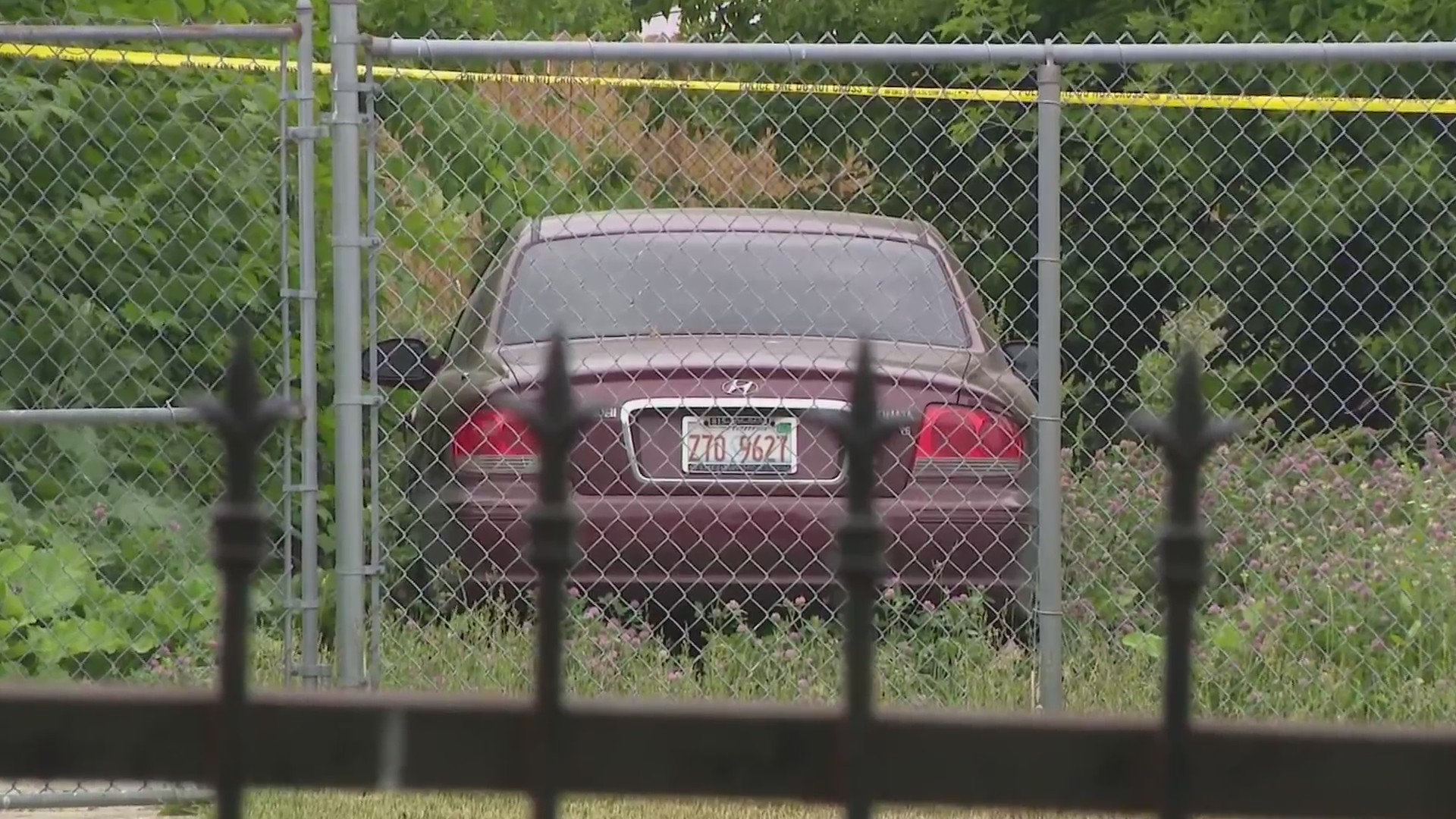 Body of woman found in car on South Side – WGN-TV