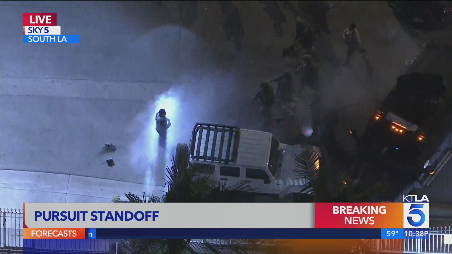 Knife-wielding man arrested after standoff in South Los Angeles – KTLA