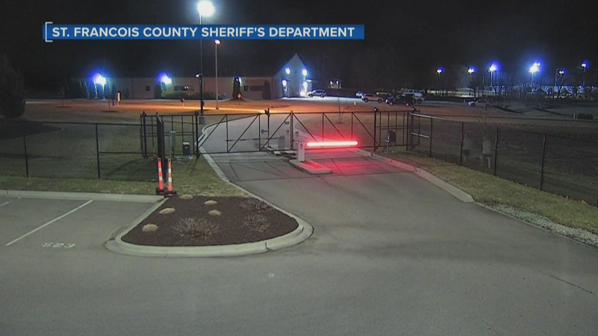 Manhunt underway for 5 escaped Missouri inmates | Rush Hour – NewsNation