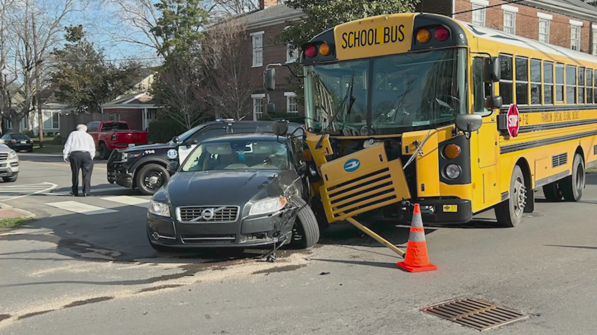 Driver injured after crash involving school bus in Franklin – WKRN News 2