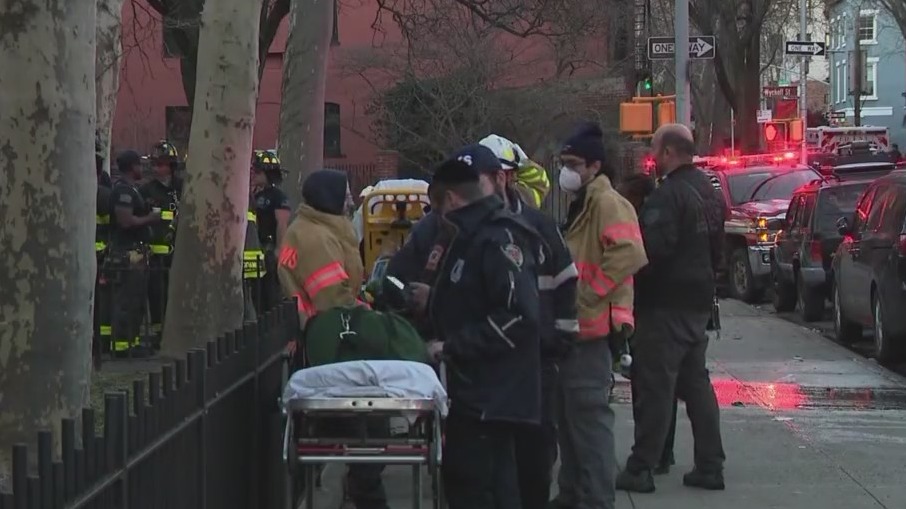 1 killed, 3 hurt in apartment fire in Brooklyn: FDNY – PIX11