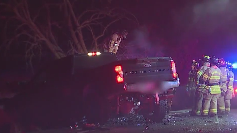 Crash kills two, closes Jackson Highway in Sacramento County FOX40