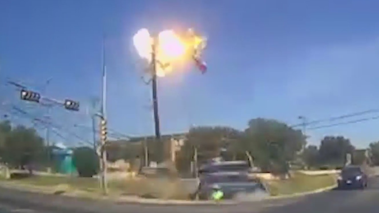 Crash in Leander causes outage after vehicle knocks down power pole ...
