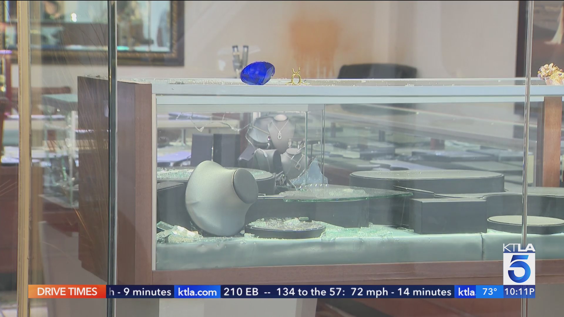 Smash-and-grab burglars steal over $500,000 worth of jewelry from ...
