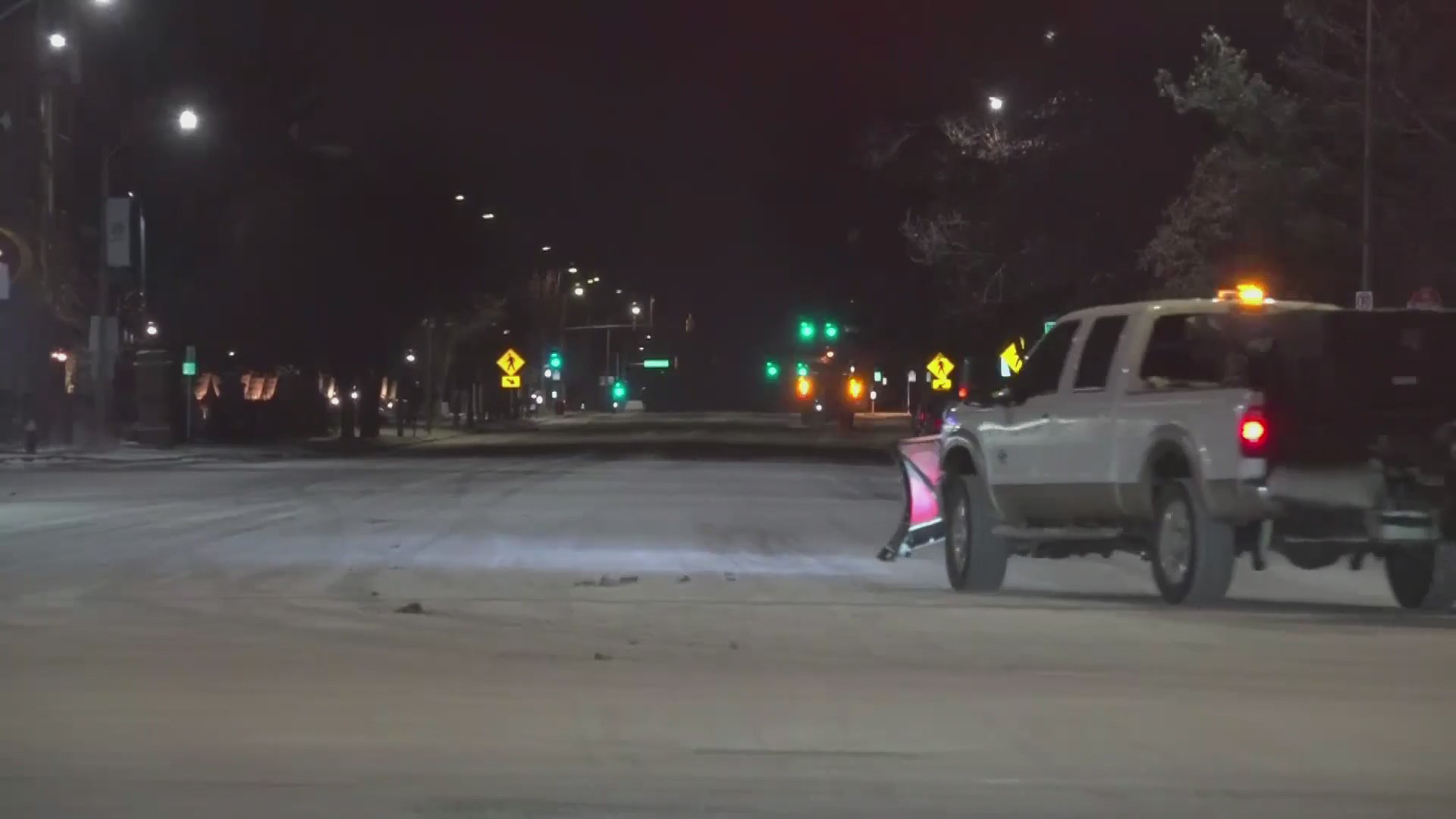 MoDOT and IDOT crews working to clear snow – FOX 2