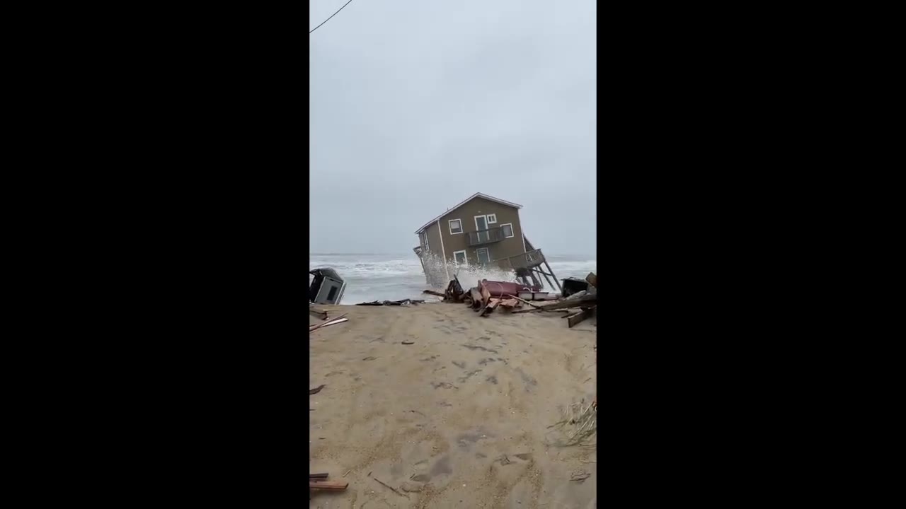 North Carolina beach houses collapse into ocean WFLA