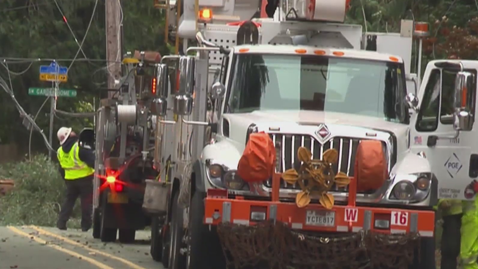 Wind knocks out power to thousands ahead of winter storm – KOIN.com