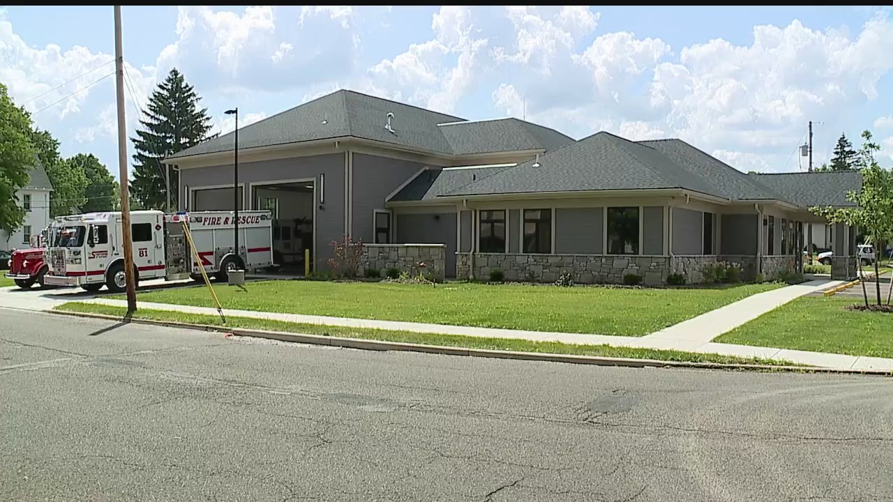 Struthers cuts ribbon on new fire station