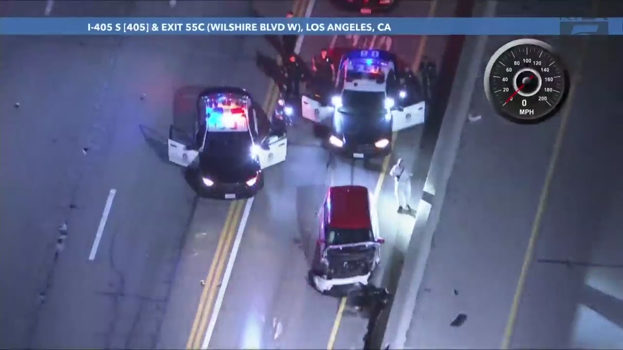 Driver in stolen vehicle crashes during high-speed pursuit – KTLA