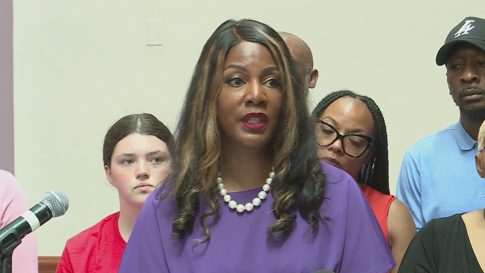Mayor Tishaura Jones to call for city ban on AR-15s, AK-47s – FOX 2