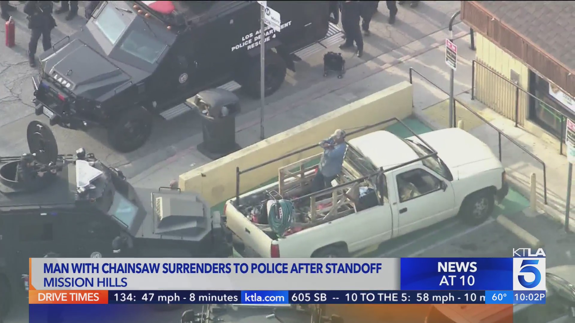Man armed with chainsaw surrenders after police standoff – KTLA