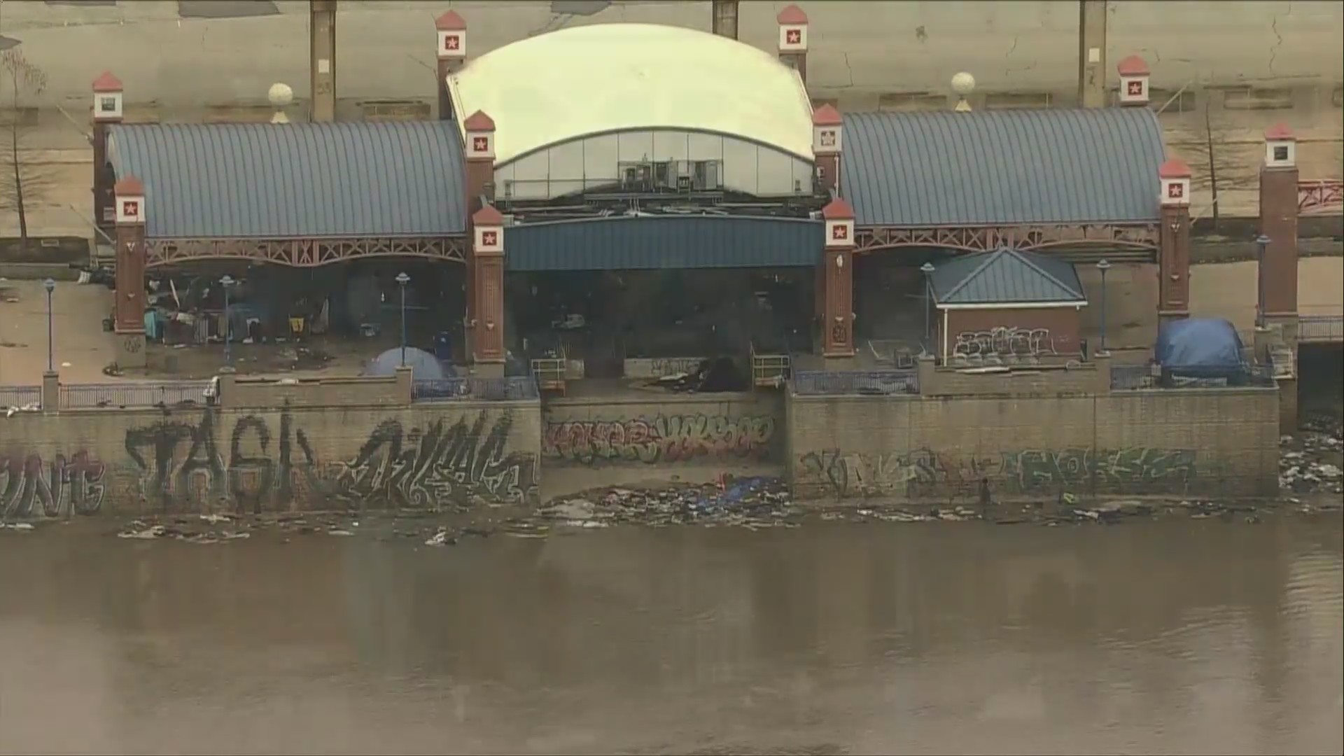 Efforts begin to clear homeless encampment along downtown riverfront ...