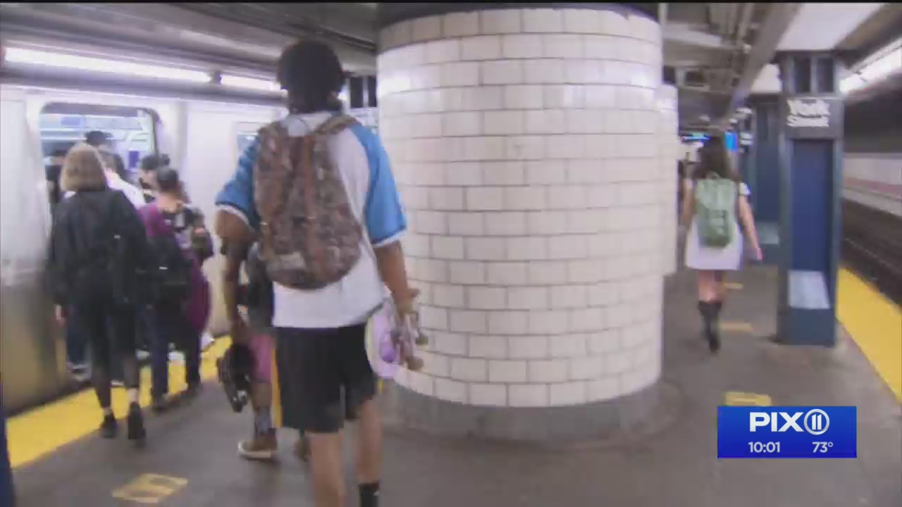 Police searching for suspect who stabbed man on F train – PIX11