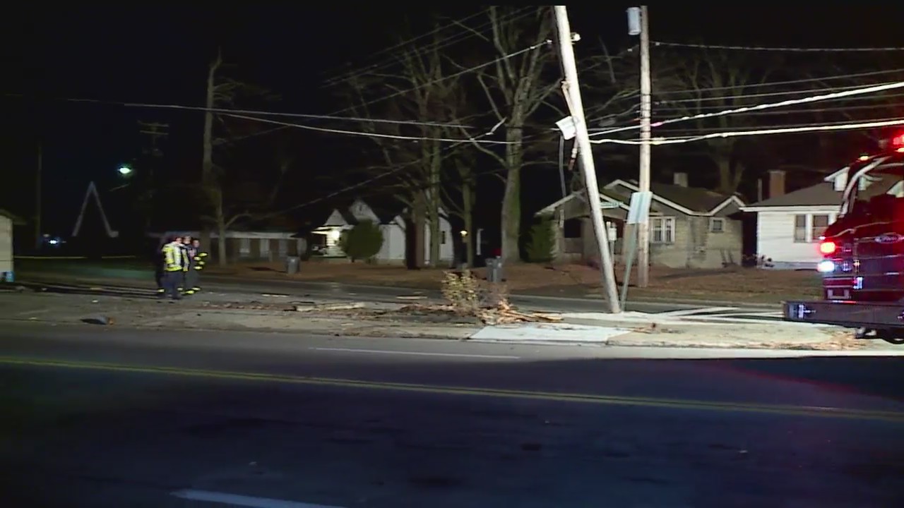 Driver flees after crashing car into building – WKBN.com