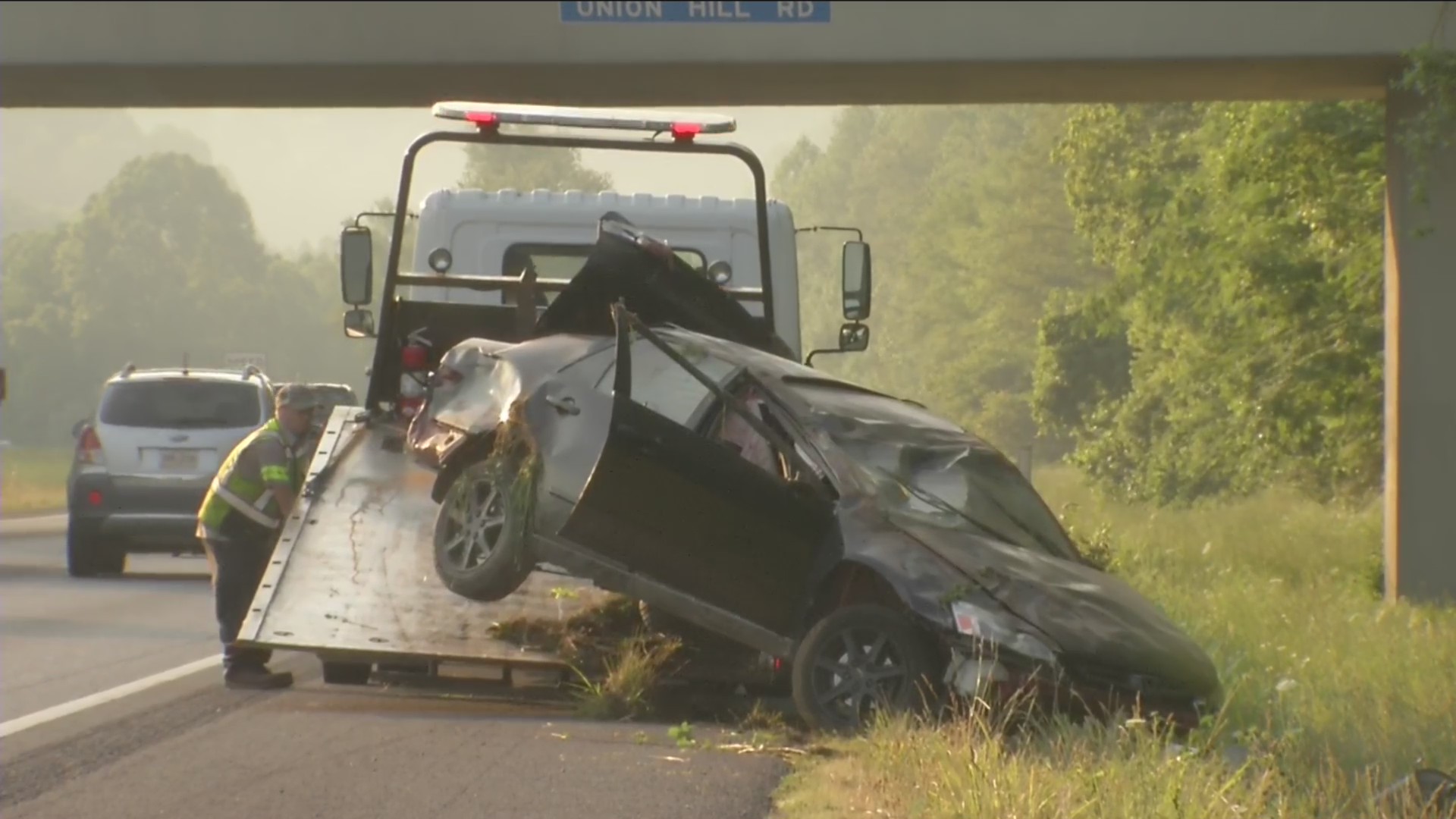 Driver tries to flee from rollover crash on I-24 – WKRN News 2