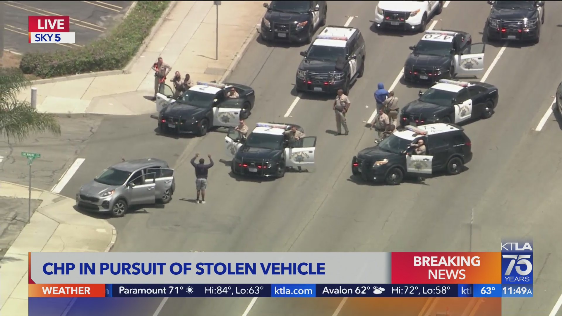 3 in custody after stolen vehicle pursuit – KTLA