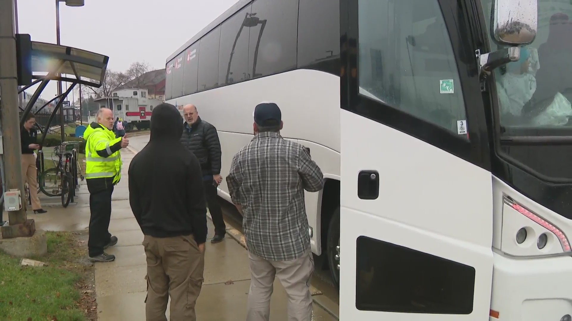 Broadview mayor signs order restricting migrant buses – WGN-TV