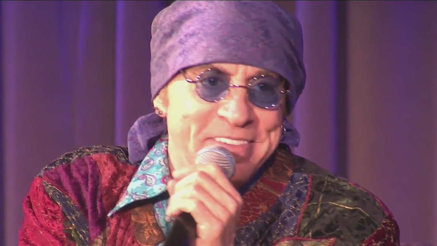 Stevie Van Zandt hosts field trip for LAUSD students KTLA
