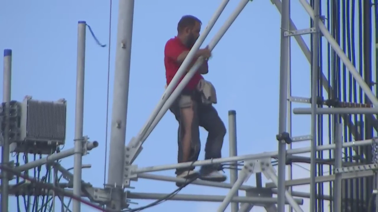 Man climbs cell tower in Miami, refuses to come down – WFLA