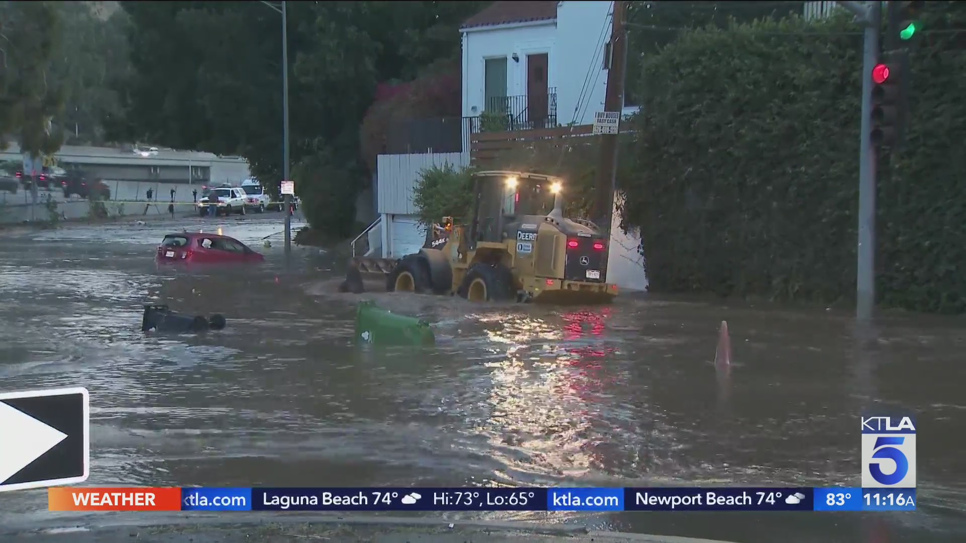 Water main break floods streets, traps motorists in Hollywood Hills – KTLA