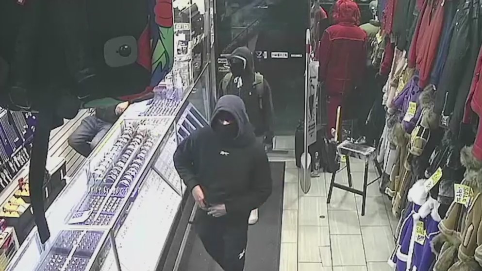 Men steal $100K worth of jewelry during armed robbery in the Bronx ...