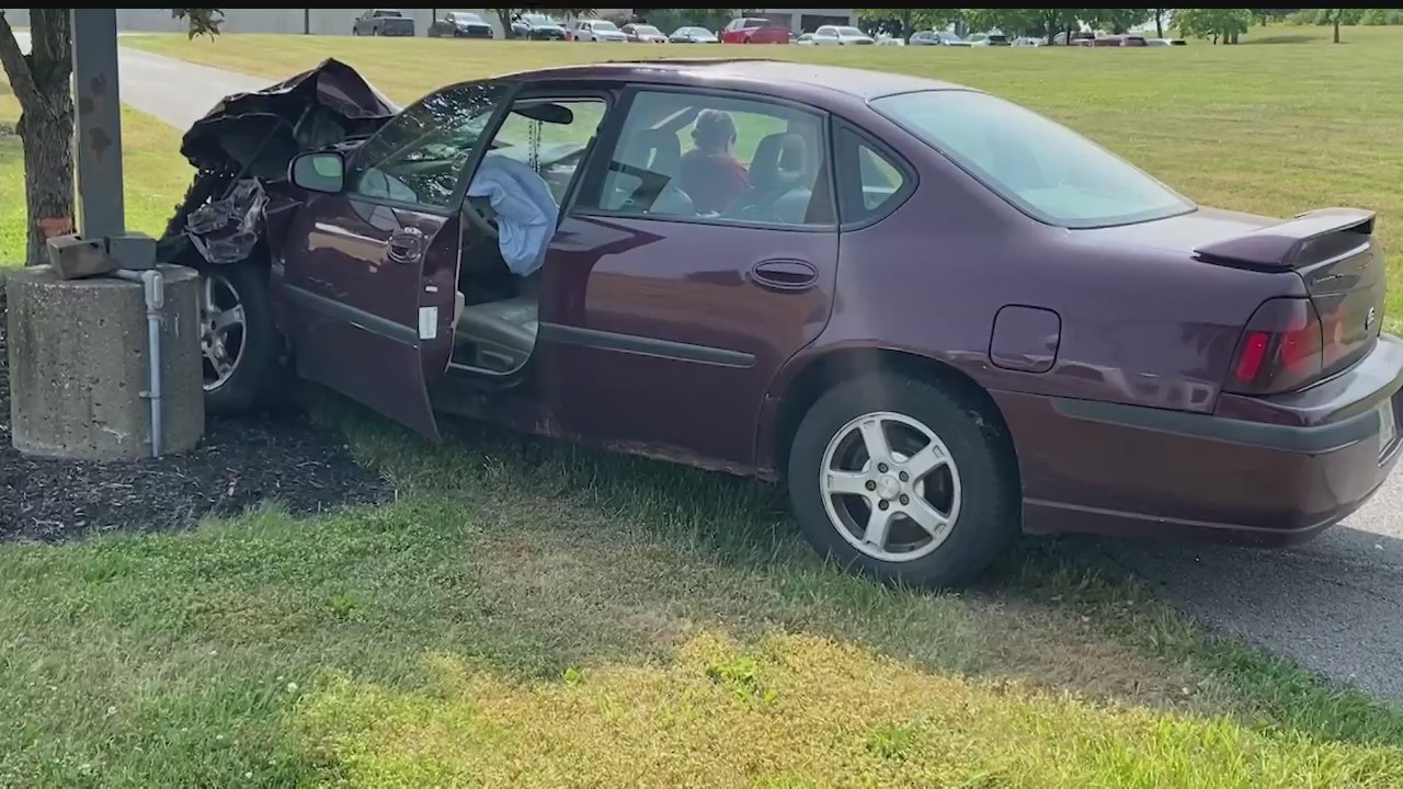 Woman hurt after crashing into tree in Youngstown – WKBN.com