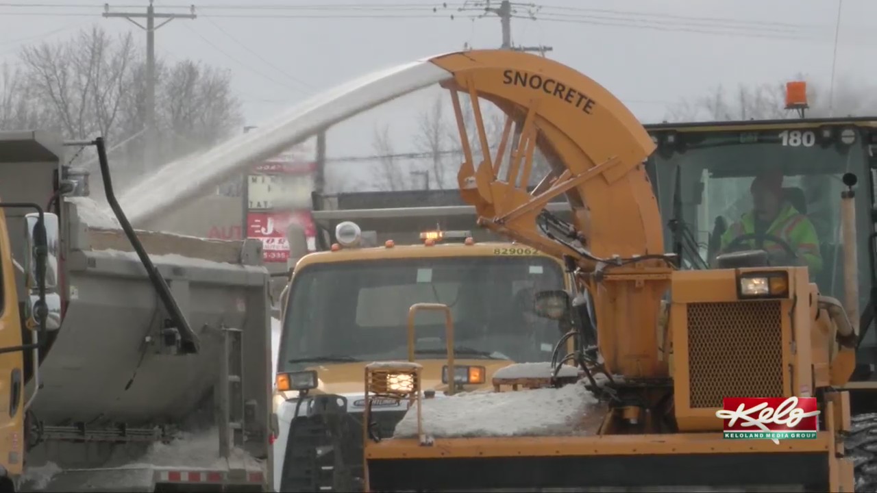 Crews in SF clean up after snowstorm – KELOLAND.com