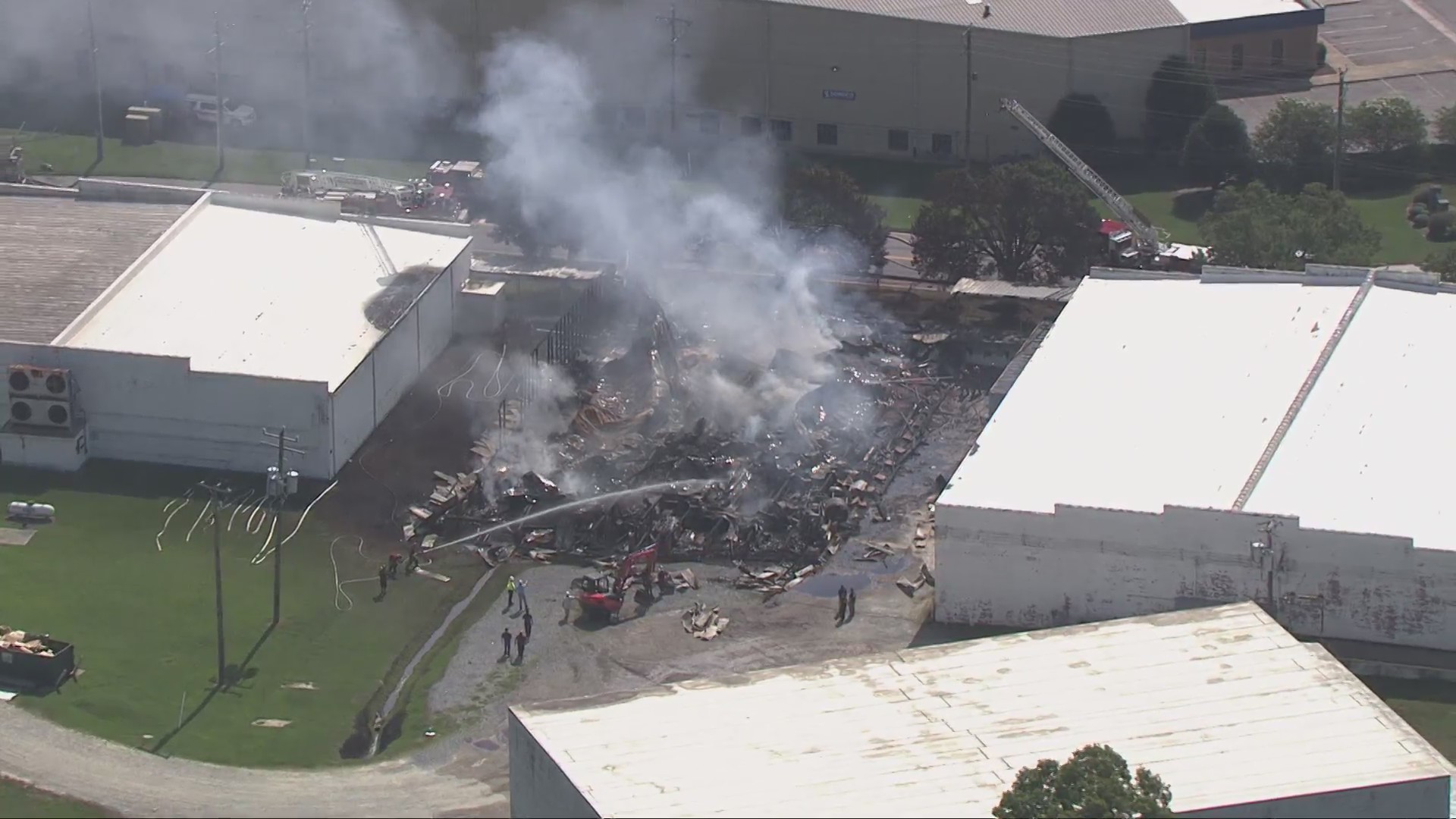 Firefighters battle intense heat in Suffolk warehouse fire – WAVY.com