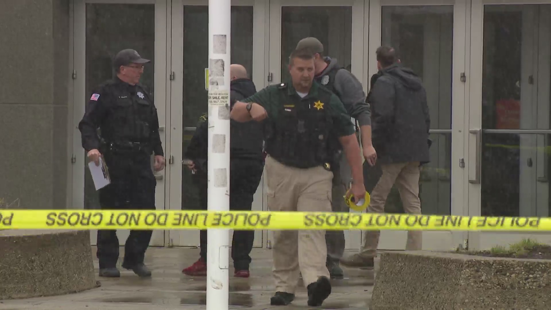 Security guard dies following River Oaks shooting – WGN-TV