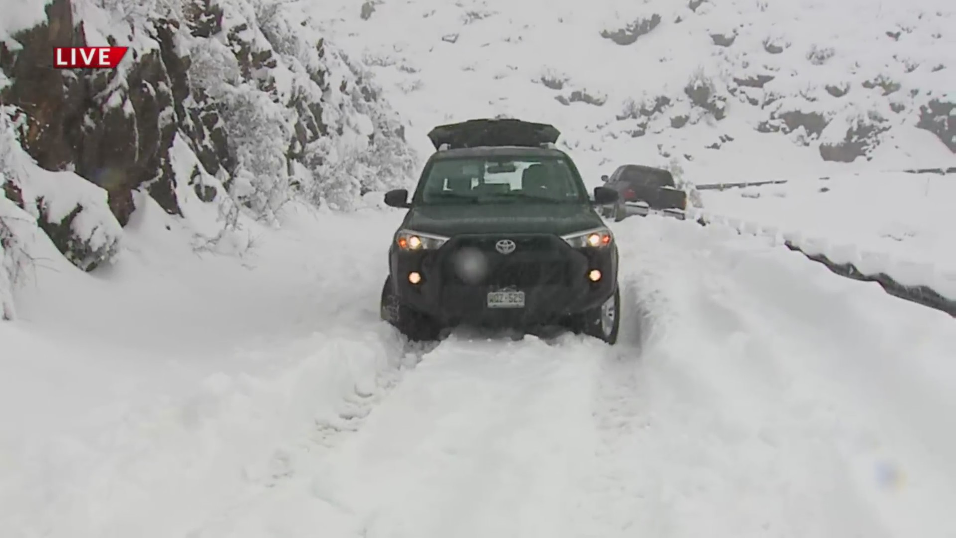 FOX31 crew gets stuck in heavy snow on Lookout Mountain – FOX31 Denver