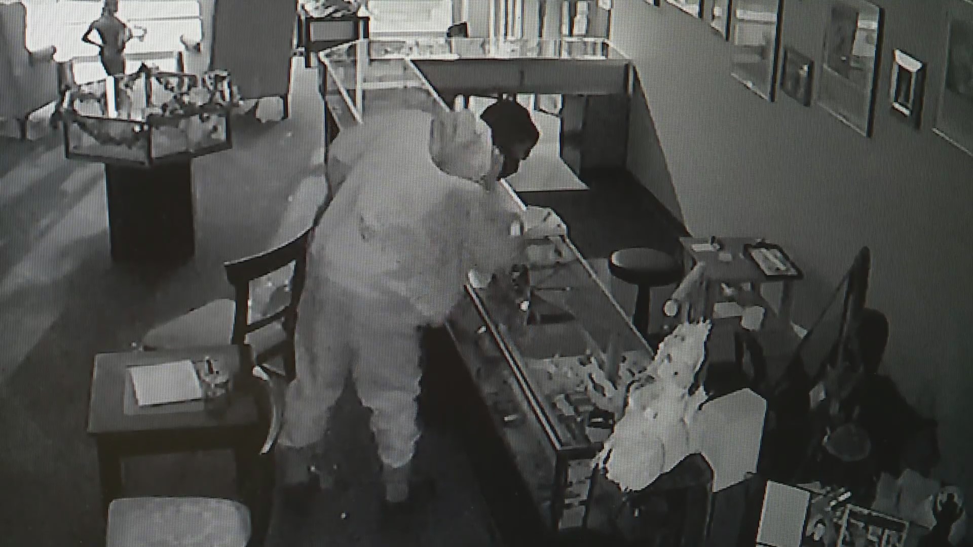 Brazen jewelry store theft caught on camera Wednesday morning – FOX 2