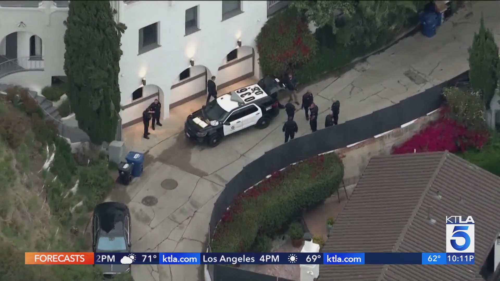 Man killed in driveway of Hollywood Hills home – KTLA
