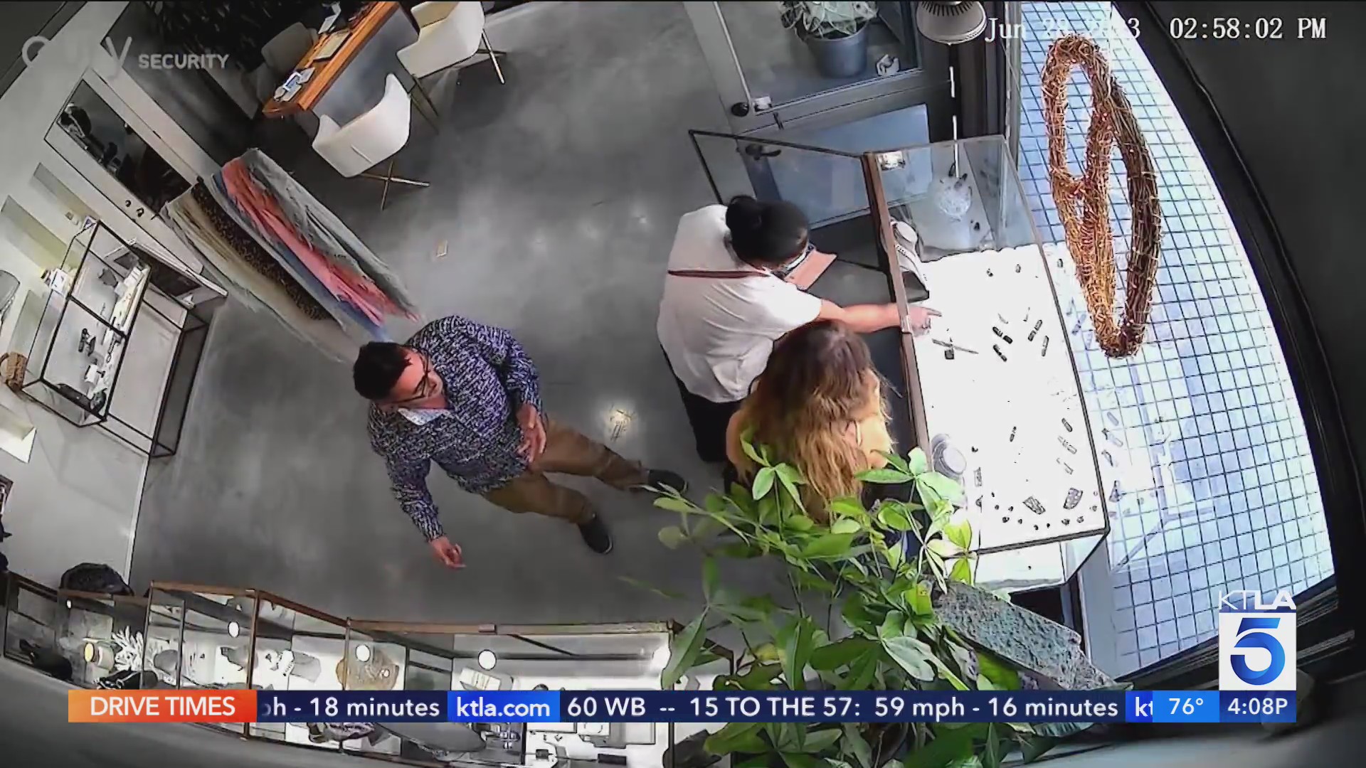Manhattan Beach jewelry store robbery caught on video – KTLA