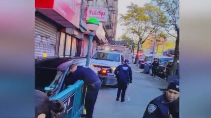 Driver crashes car into Manhattan subway station: NYPD – PIX11