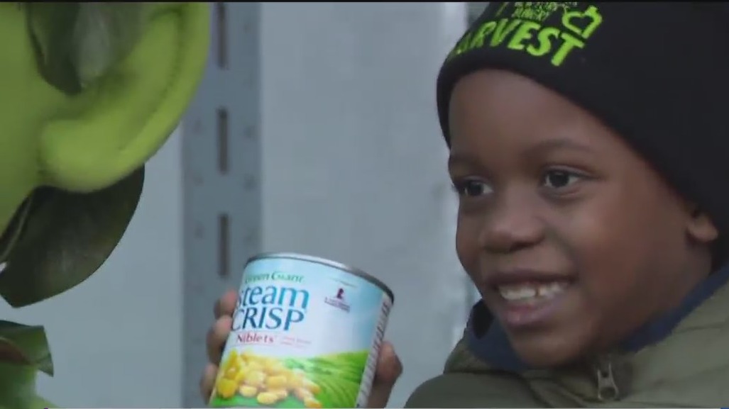 ‘Corn Kid’ donates 50,000 cans of corn to City Harvest in NYC PIX11