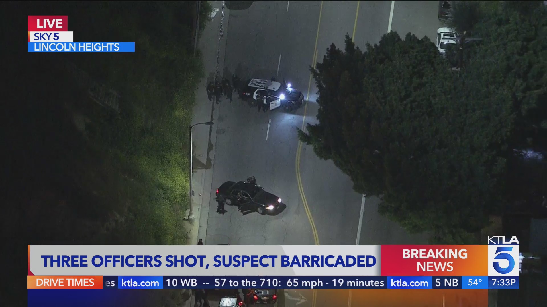 3 officers shot in east Los Angeles; suspect barricaded – KTLA
