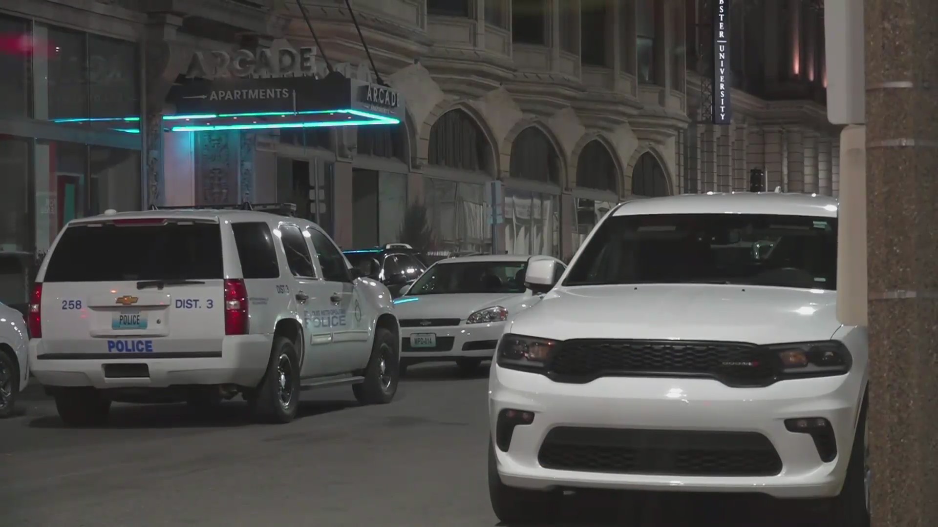 Hostage standoff ends peacefully in downtown St. Louis overnight – FOX 2