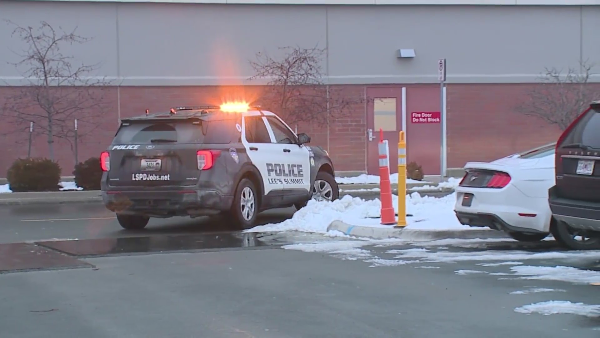 Lee’s Summit man carjacked at gunpoint in busy shopping center – FOX 4 ...