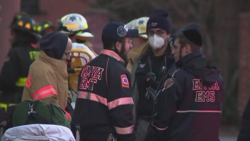 1 killed, 3 injured in apartment fire in Brooklyn: FDNY – PIX11