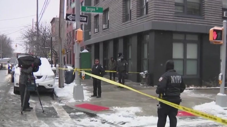 2 NYPD officers, suspect shot in Brooklyn: police – PIX11