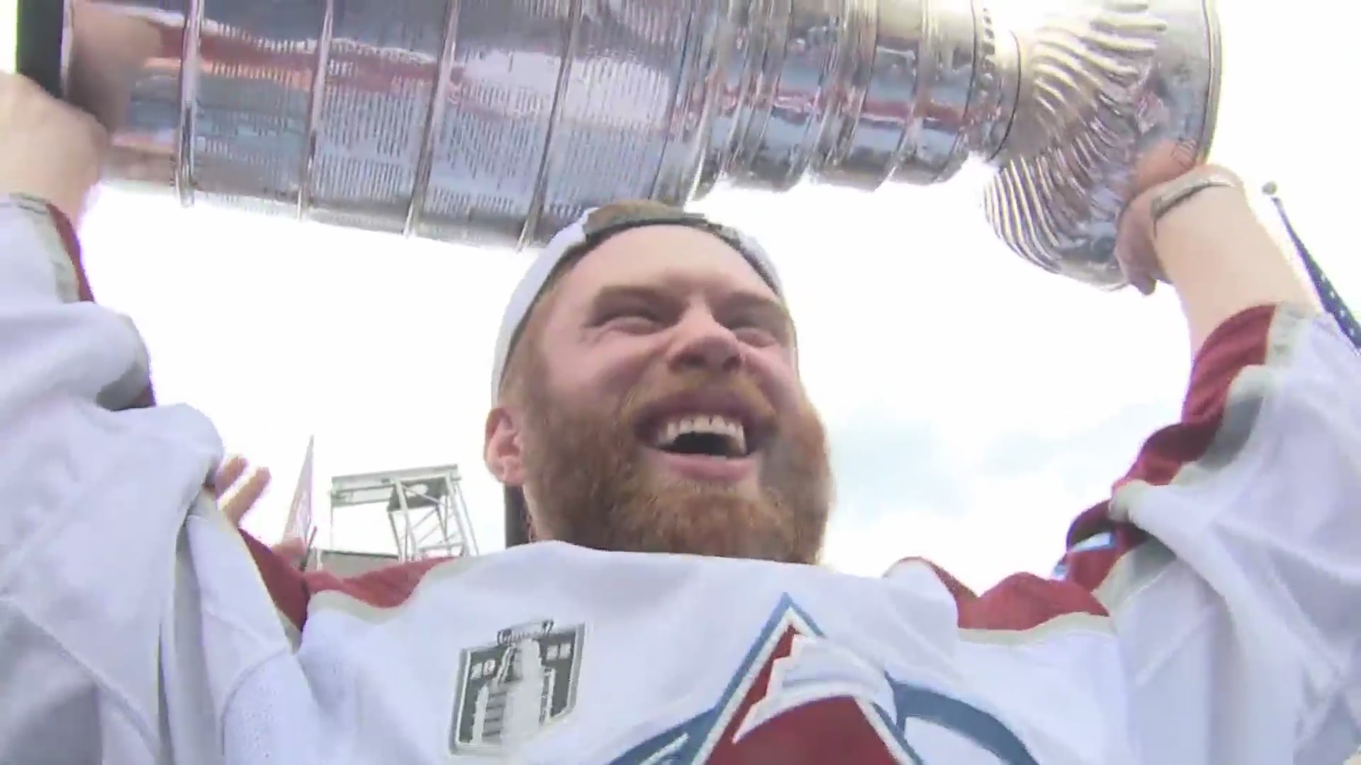 Talking with the Avs from the parade float – FOX31 Denver